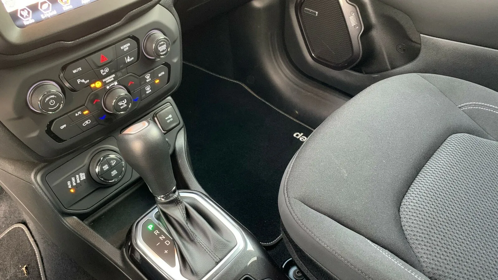 Der Jeep Renegade 4xe PHEV verfügt über eine Sechstufenautomatik.
