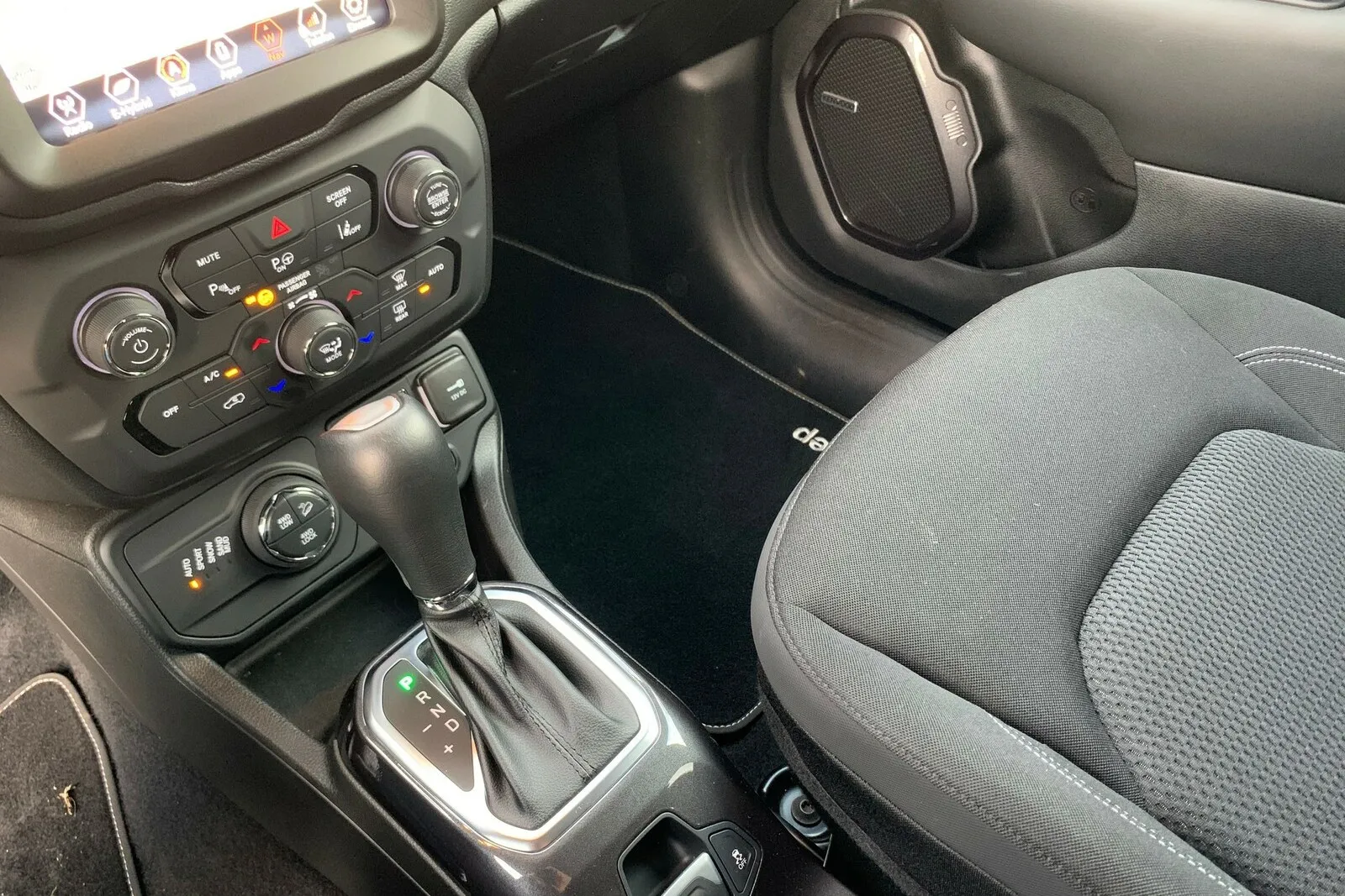 Der Jeep Renegade 4xe PHEV verfügt über eine Sechstufenautomatik.