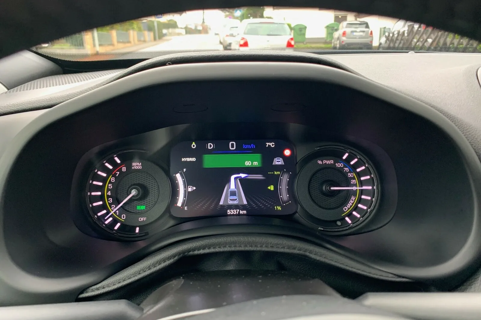 Alles im Blick: Das funktionale und übersichtliche Farbdisplay im Cockpit.