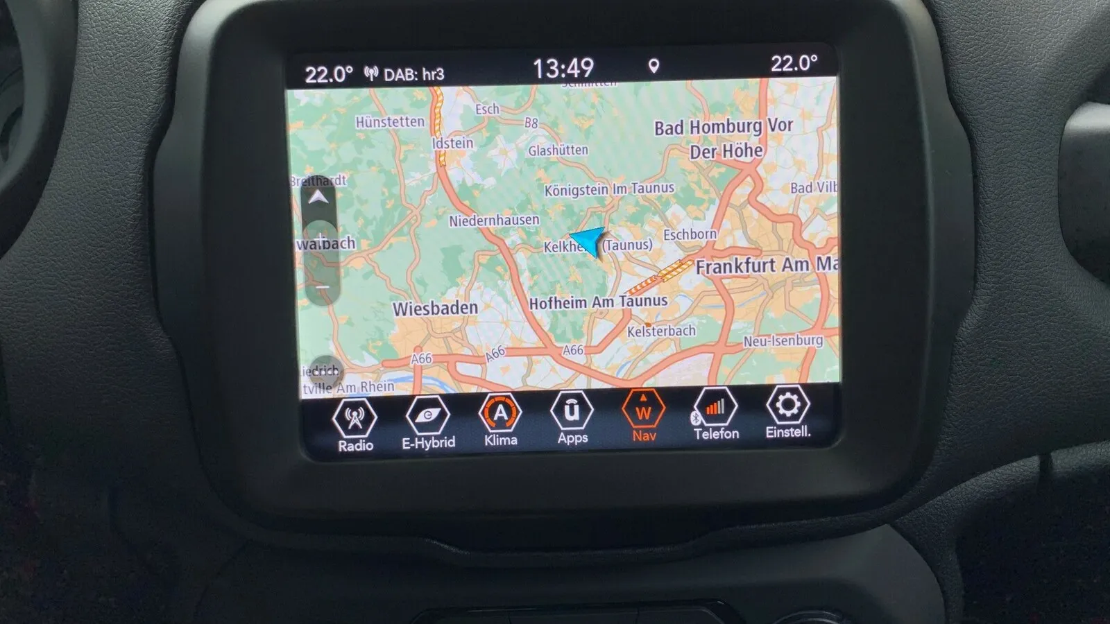 Das zentrale Infotainment-Display in der Mittelkonsole  des Jeep Renegade PHEV im Navi-Modus.