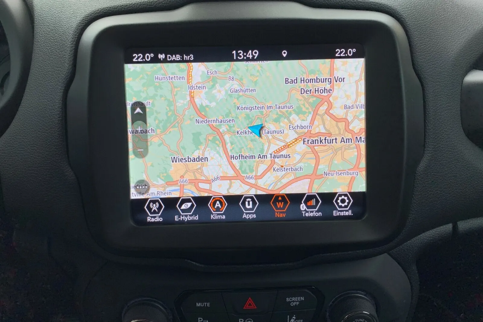 Das zentrale Infotainment-Display in der Mittelkonsole  des Jeep Renegade PHEV im Navi-Modus.