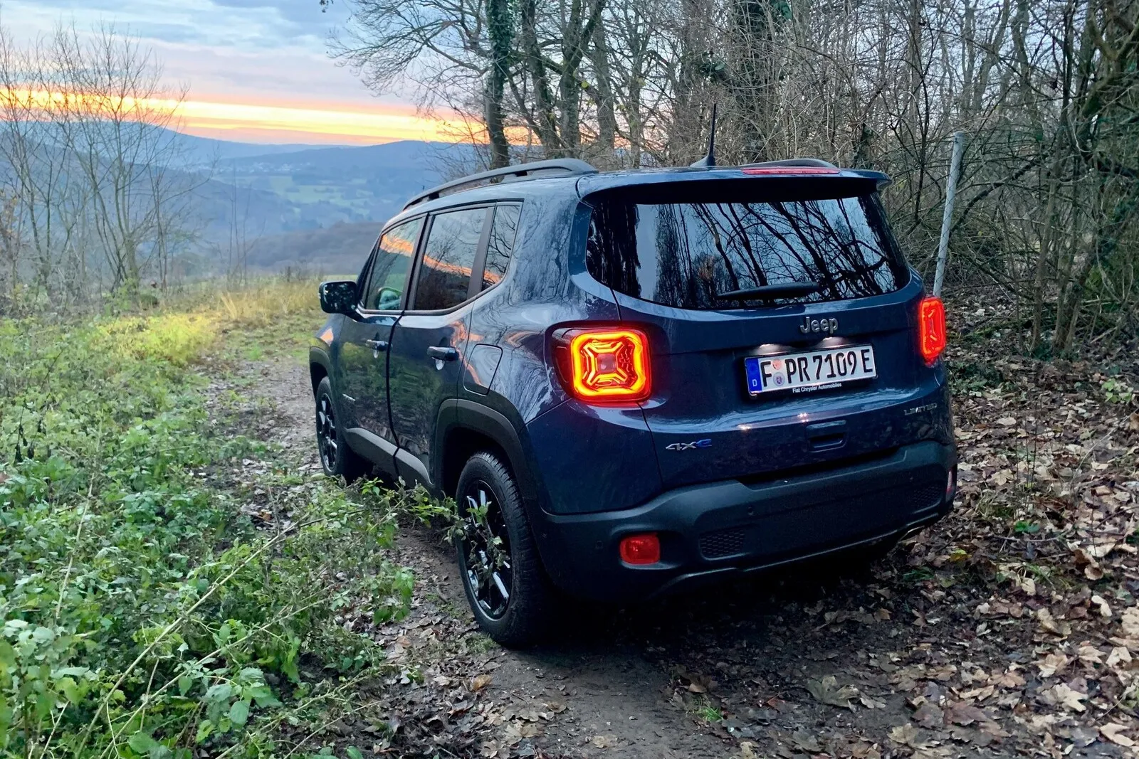 Der Jeep Renegade 4xe PHEV kombiniert den E-Antrieb mit geländegängiger Allradtechnik, was in dieser Klasse aktuell und wohl auch auf Sicht ein Alleinstellungsmerkmal ist.