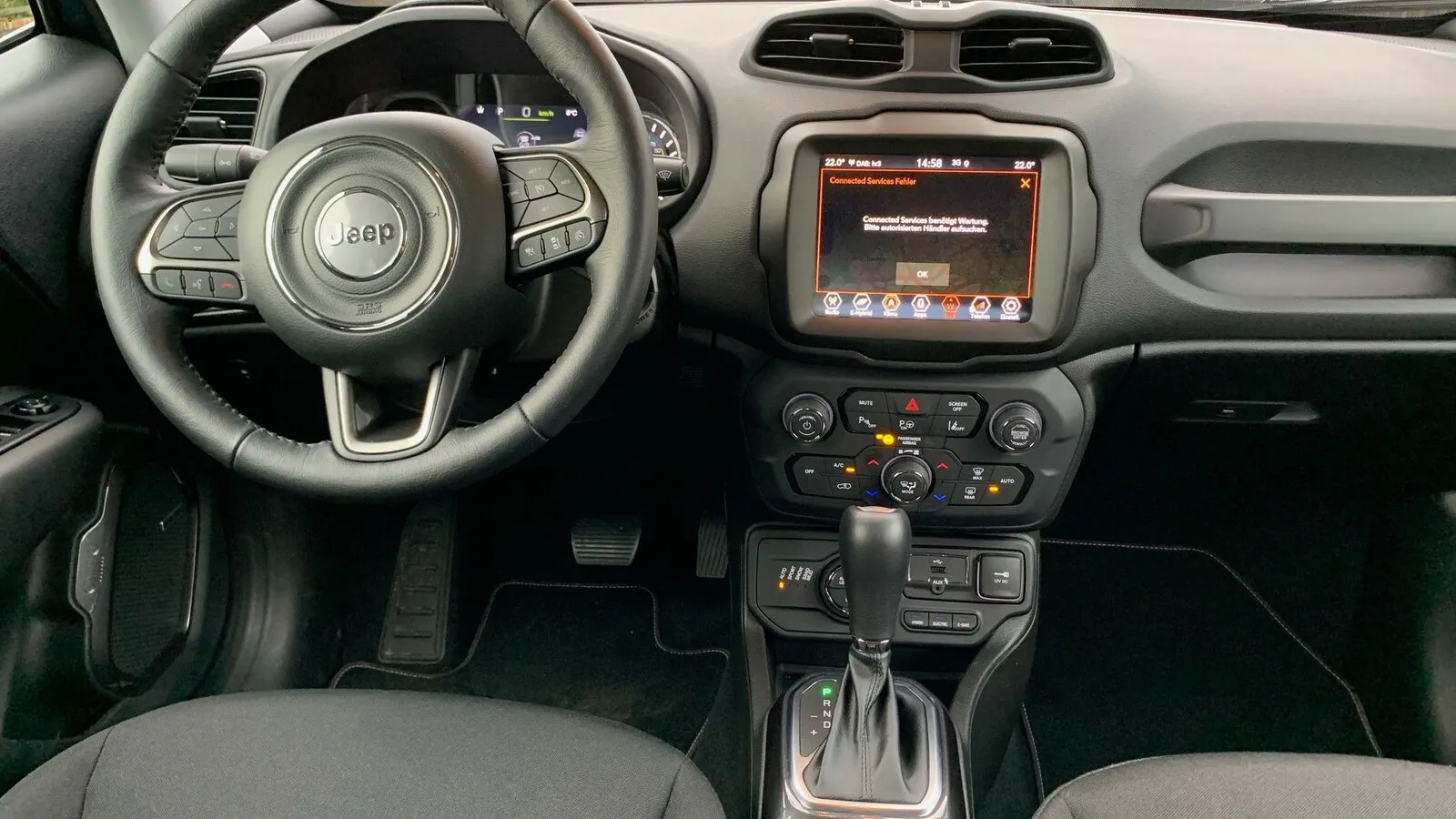 Mit ergonomisch  gut angeordneten Schaltern und Bedienelementen, zahlreichen Assistenzsystemen und gut ablesbaren Anzeigen glänzt das Mini-SUV.