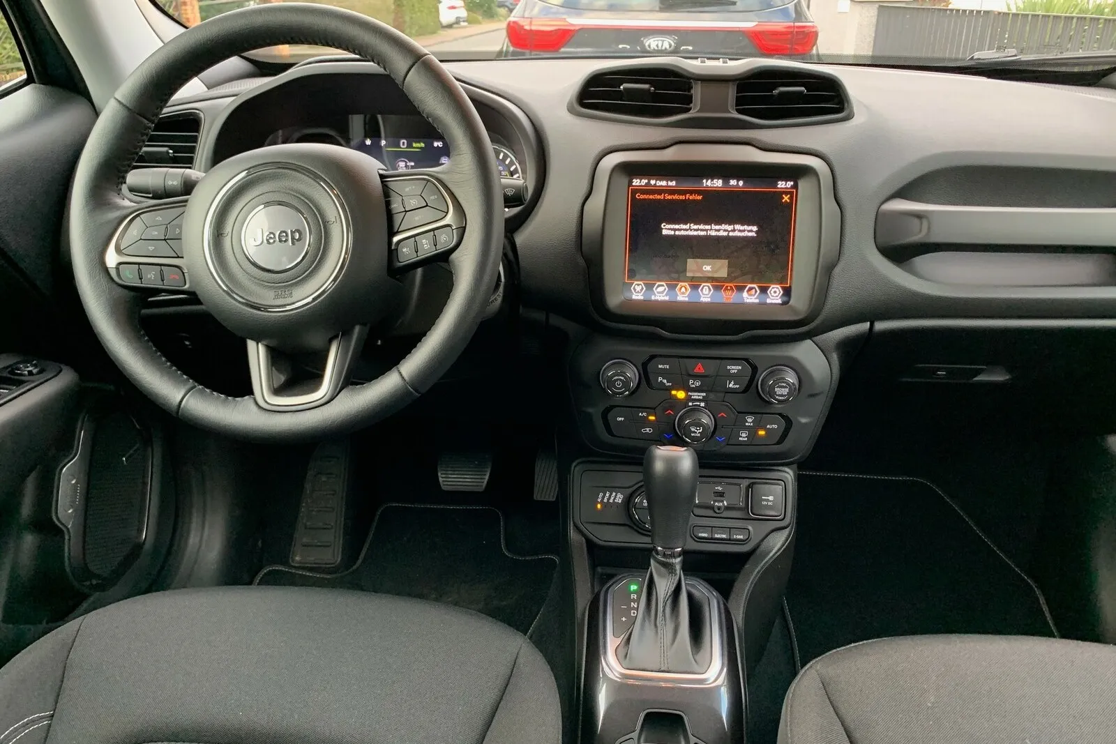 Mit ergonomisch  gut angeordneten Schaltern und Bedienelementen, zahlreichen Assistenzsystemen und gut ablesbaren Anzeigen glänzt das Mini-SUV.