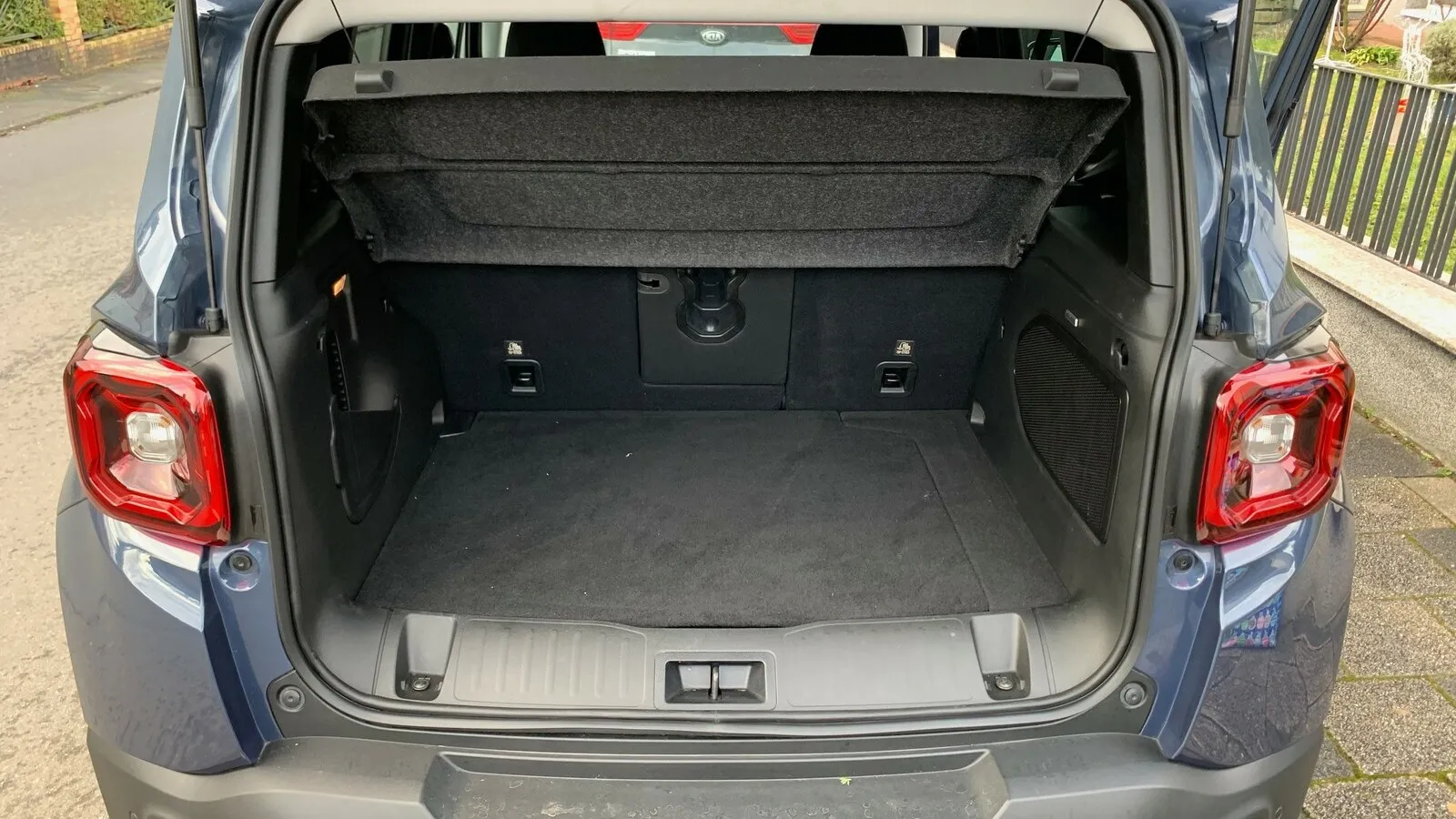 Die Raumausnutzung des Mini-SUV ist gut. Vier Erwachsene haben bequem Platz bei einem Standardkofferraumvolumen von 330 Litern.