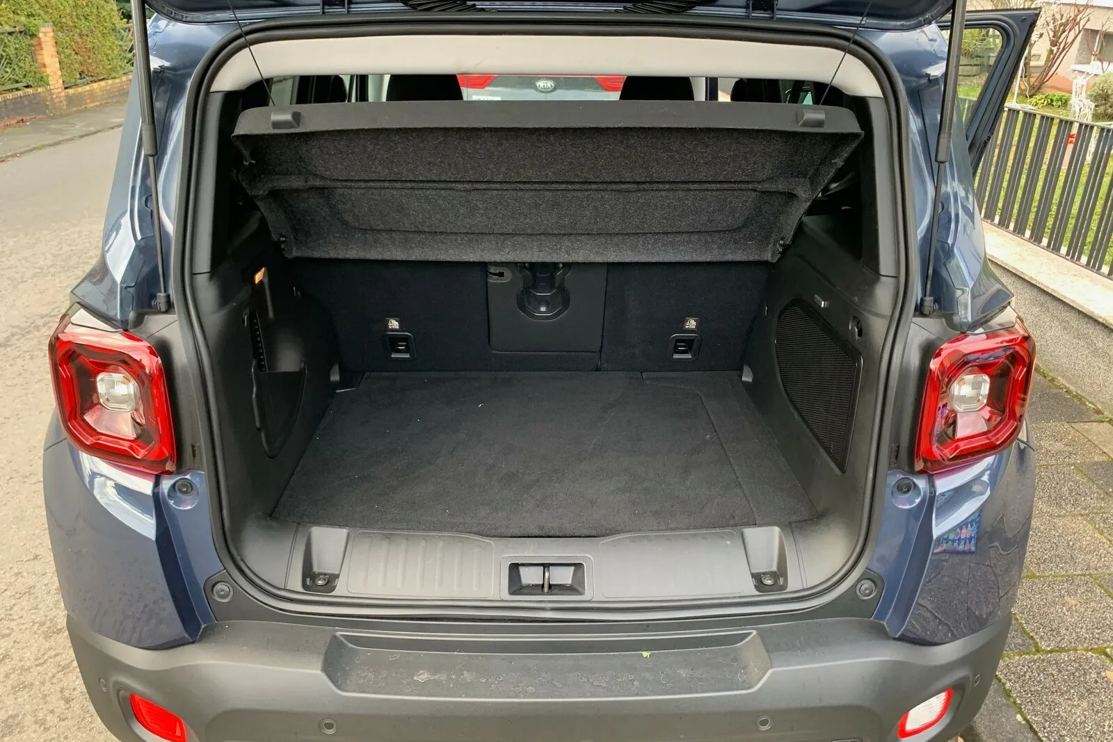 Die Raumausnutzung des Mini-SUV ist gut. Vier Erwachsene haben bequem Platz bei einem Standardkofferraumvolumen von 330 Litern.