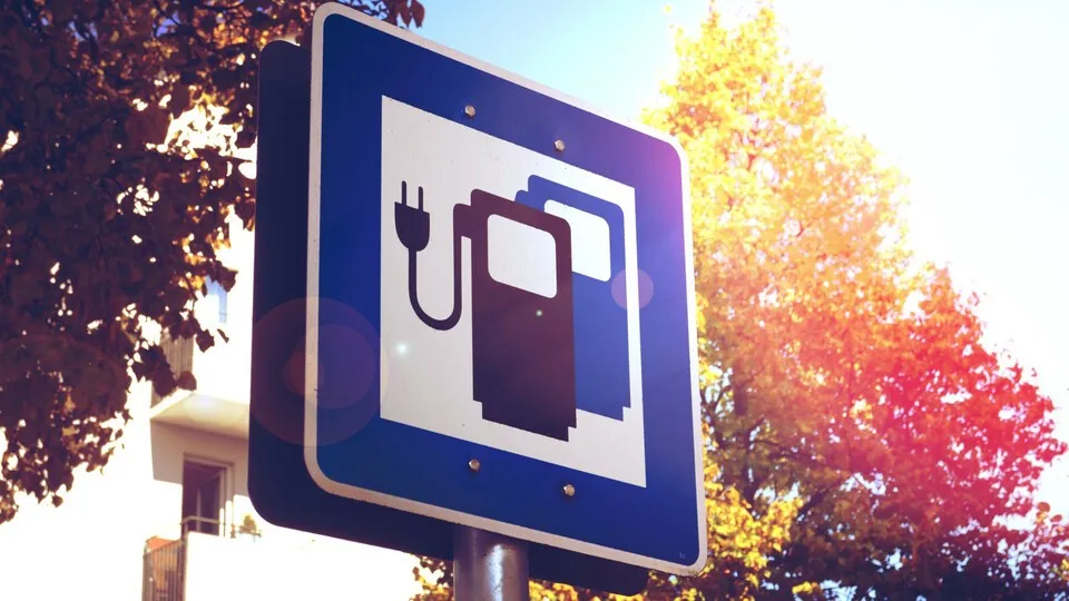 E-Tankstellen: Das längere Blockieren von Elektro-Ladesäulen zieht Gebühren nach sich.