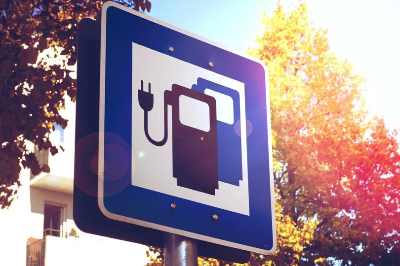 E-Tankstellen: Das längere Blockieren von Elektro-Ladesäulen zieht Gebühren nach sich.