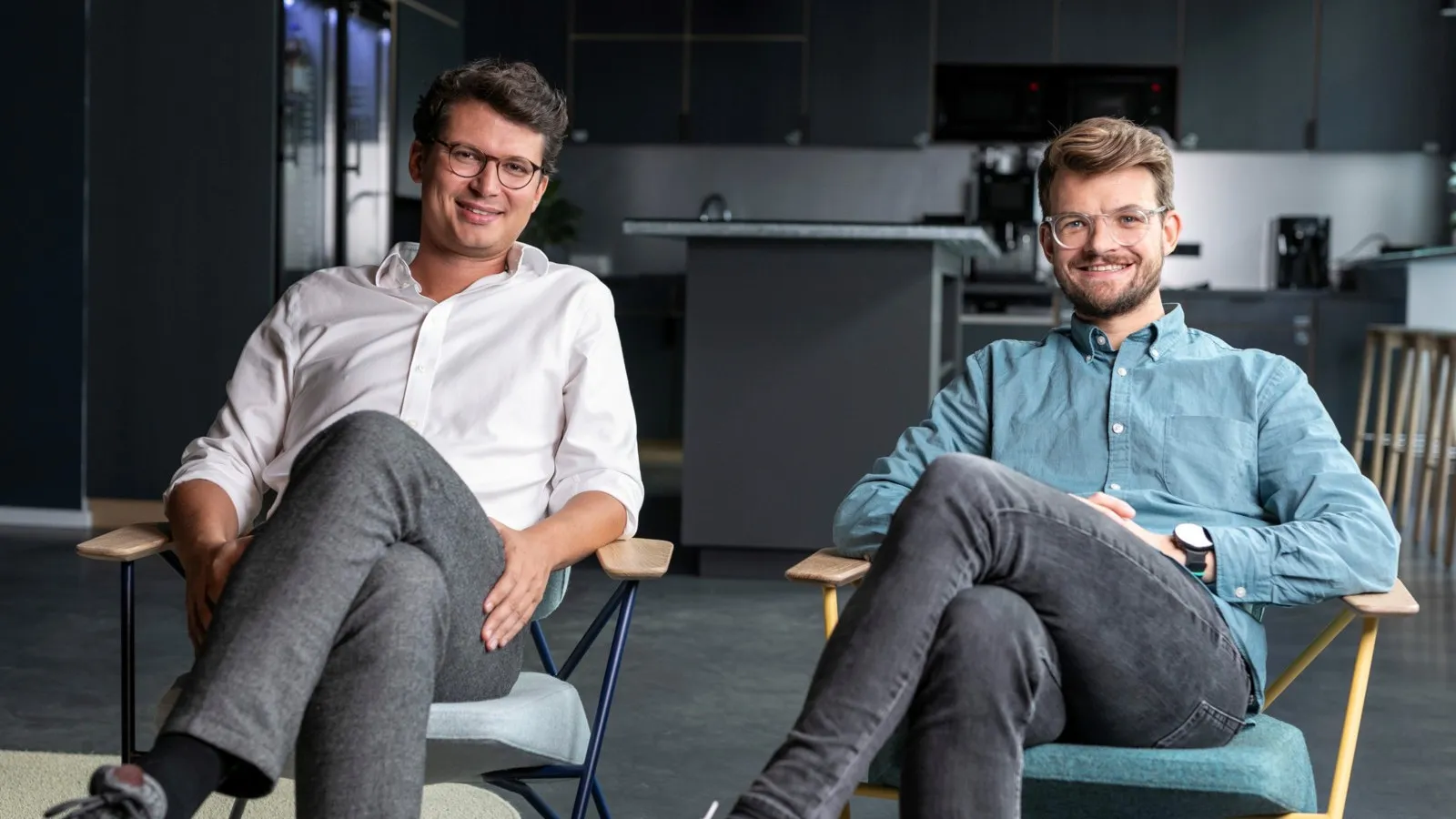 Andreas Schneider (l.) mit Christian Siewek, beide Gründer und CO-CEO von Vimcar: „Battery versteht als erfahrener Software-Investor in Europa und Nordamerika, was dynamisch wachsende Anbieter von Unternehmenslösungen wie wir brauchen.“