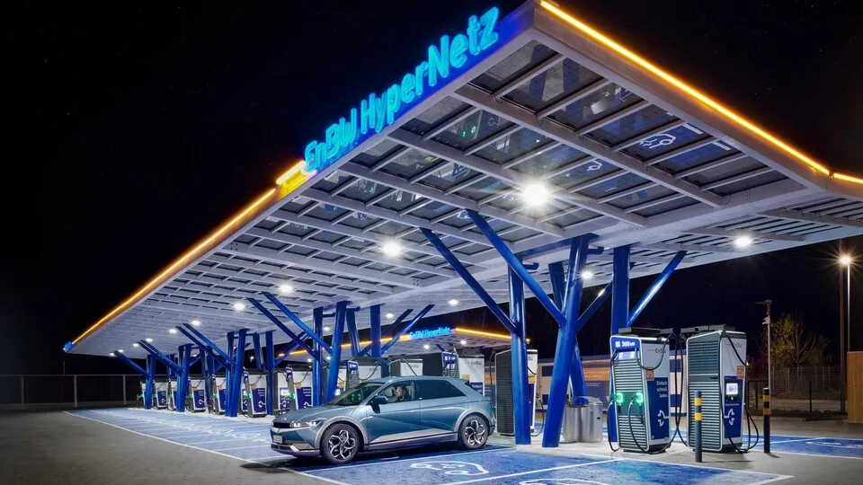 Der Bund will zusätzliche Flächen für Schnellladeparks an Autobahnen freigeben. Wann die neuen Standorte entstehen, ist noch offen.