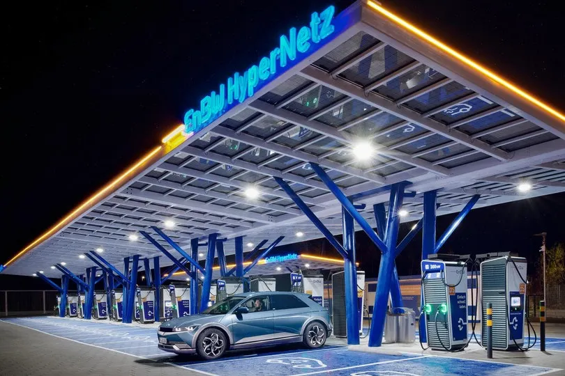 Der Bund will zusätzliche Flächen für Schnellladeparks an Autobahnen freigeben. Wann die neuen Standorte entstehen, ist noch offen.