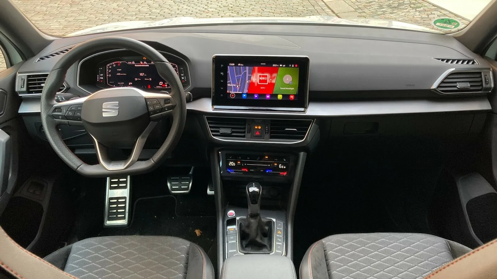 Wer das Navi ordert, erhält einen 9,2-Zoll-Touchscreen dazu (Standard: 8,25 Zoll). 10,25-Zoll-Digitalinstrumente sind Serie.