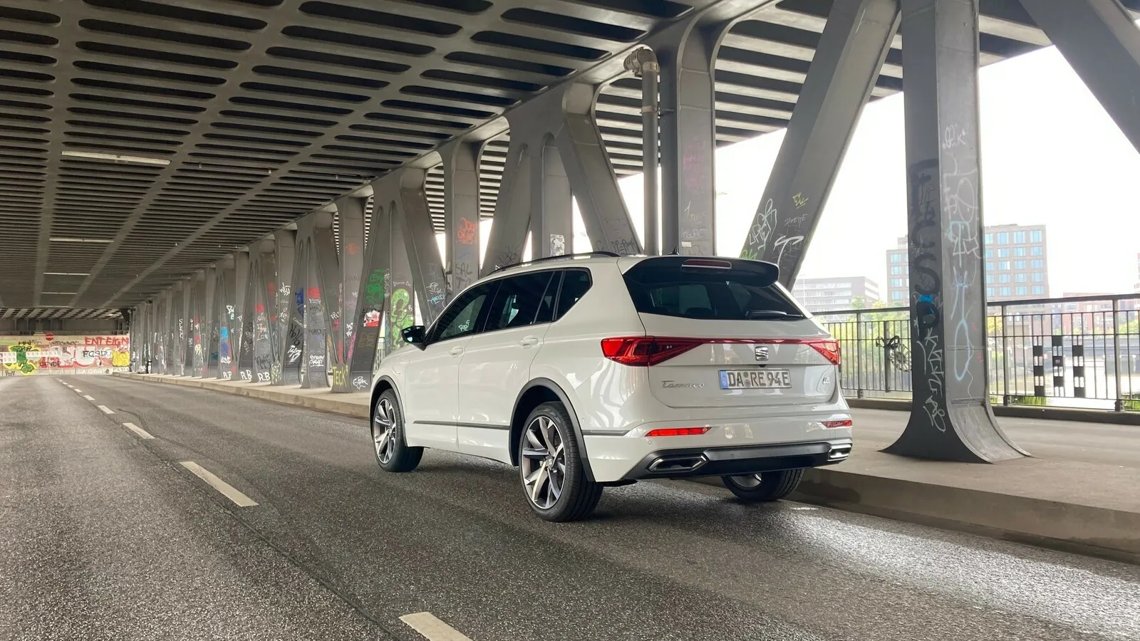 Auch den Tarraco-Heck ziert das Seat-typische Leuchtenband.