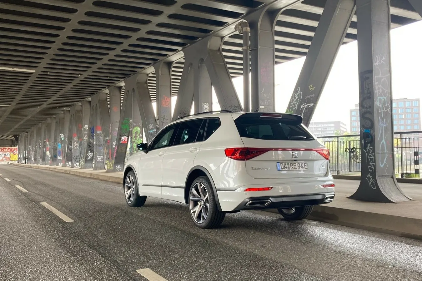 Auch den Tarraco-Heck ziert das Seat-typische Leuchtenband.
