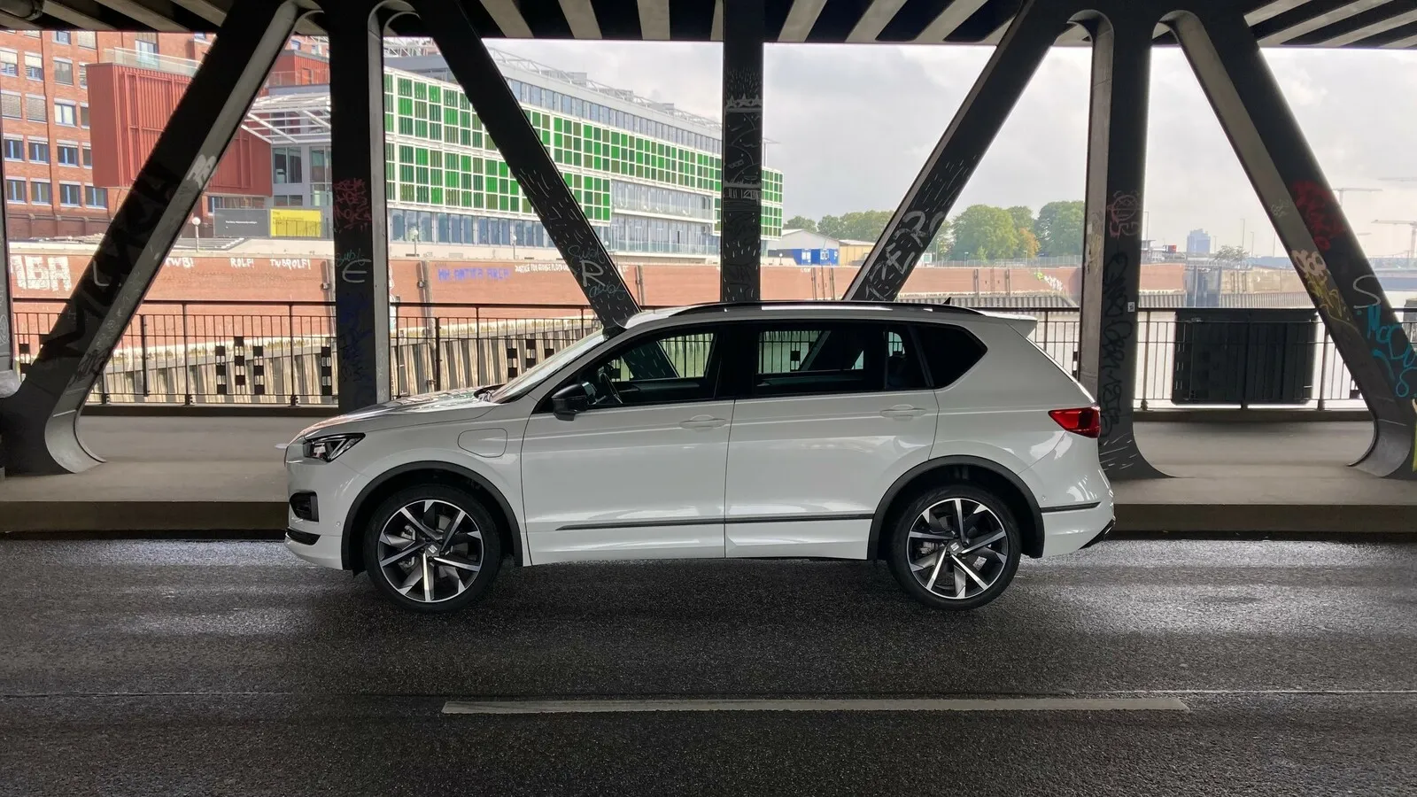 In der Seitenlinie wird die Verwandtschaft zum VW Tiguan Allspace mehr als deutlich.