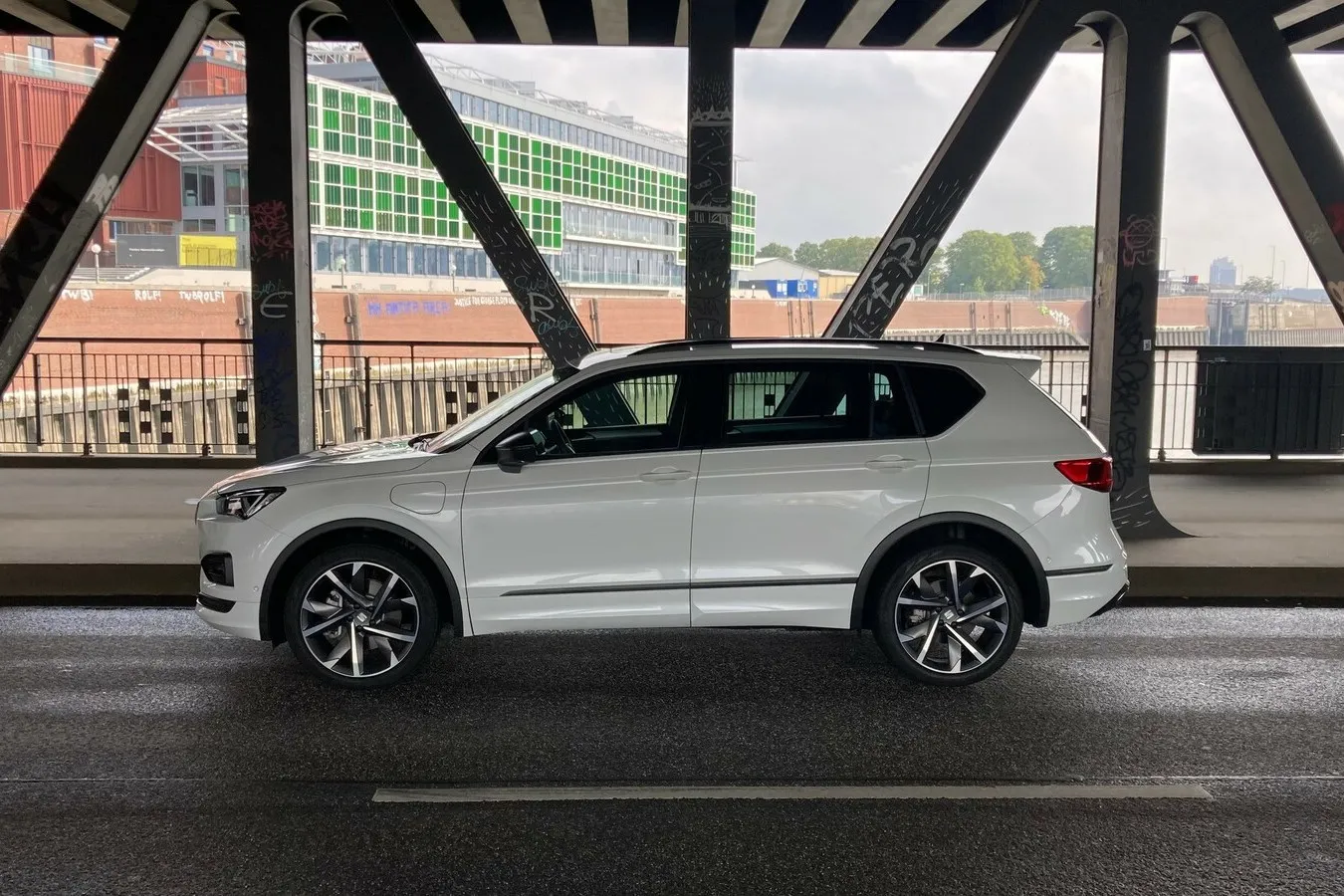 In der Seitenlinie wird die Verwandtschaft zum VW Tiguan Allspace mehr als deutlich.