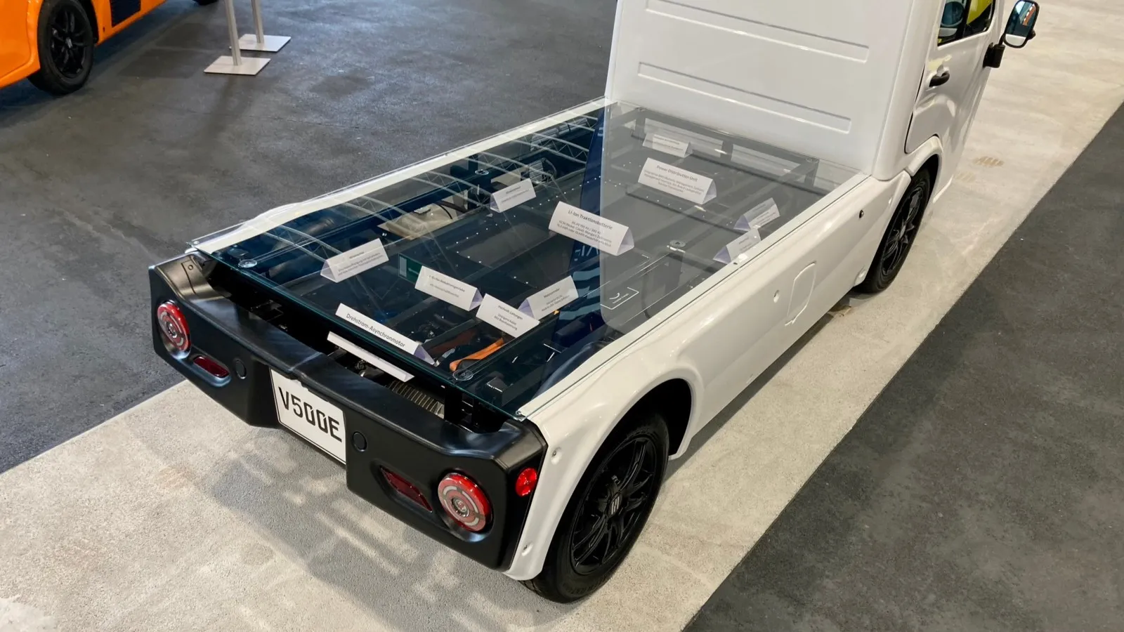 Der Akku des Sevic V500e ist im Boden der Plattform verbaut.