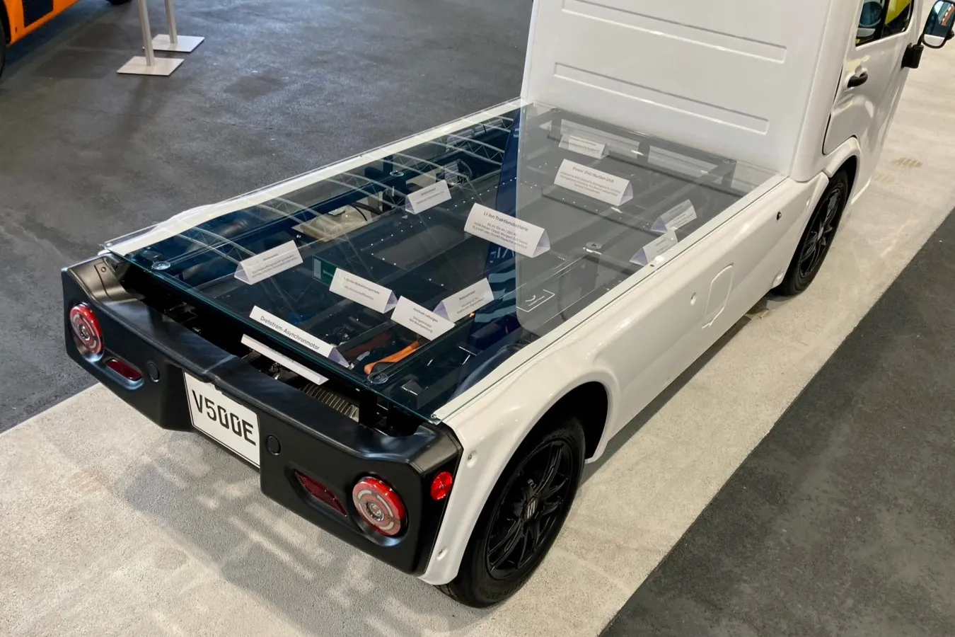 Der Akku des Sevic V500e ist im Boden der Plattform verbaut.