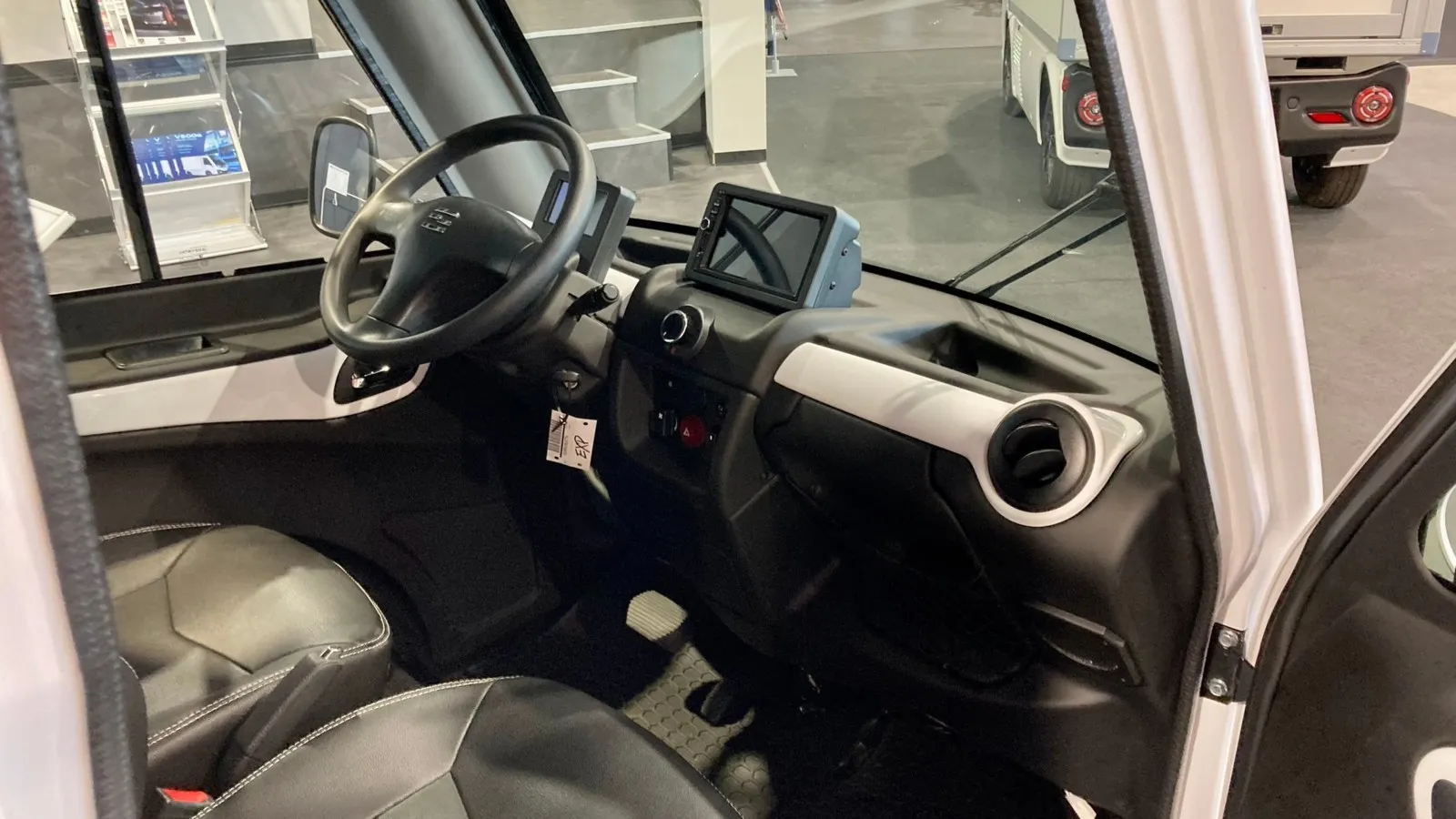 Zwei Personen bietet der Sevic Platz. Weil er rechtlich gesehen kein Auto ist, gibt es auch keine Airbags und kein ABS.