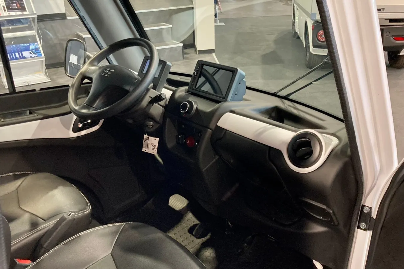 Zwei Personen bietet der Sevic Platz. Weil er rechtlich gesehen kein Auto ist, gibt es auch keine Airbags und kein ABS.
