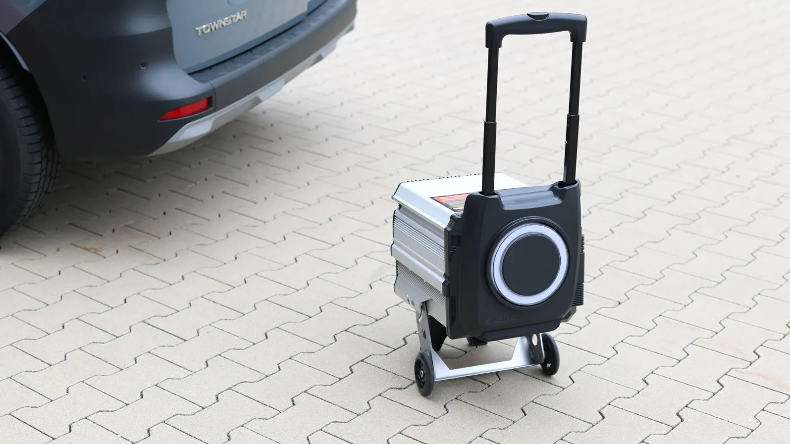 Die Batterien des Silence S04 können in Form eines Rollkoffers aus dem Fahrzeug entnommen und an der Haushaltssteckdose aufgeladen werden.