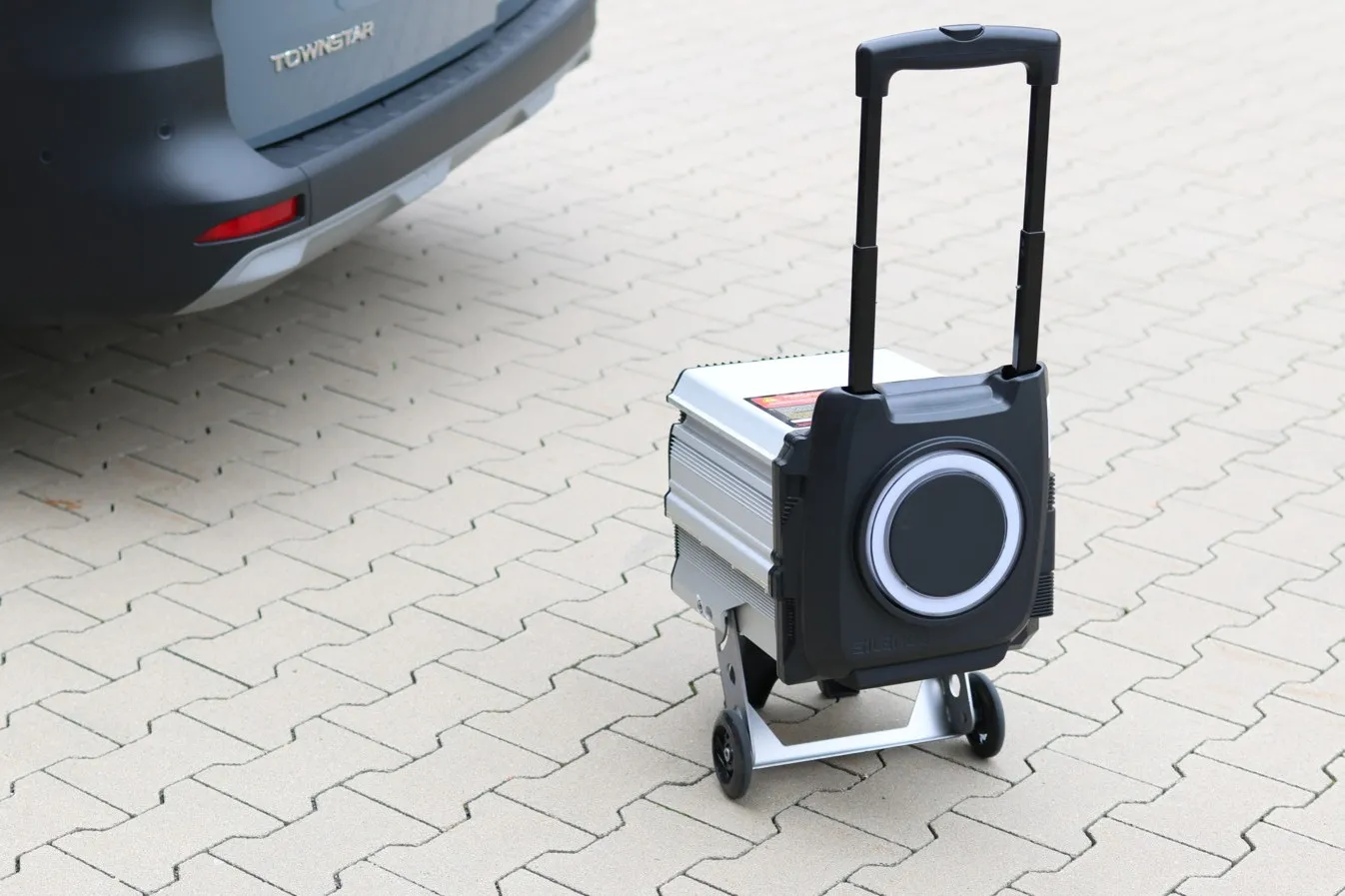 Die Batterien des Silence S04 können in Form eines Rollkoffers aus dem Fahrzeug entnommen und an der Haushaltssteckdose aufgeladen werden.