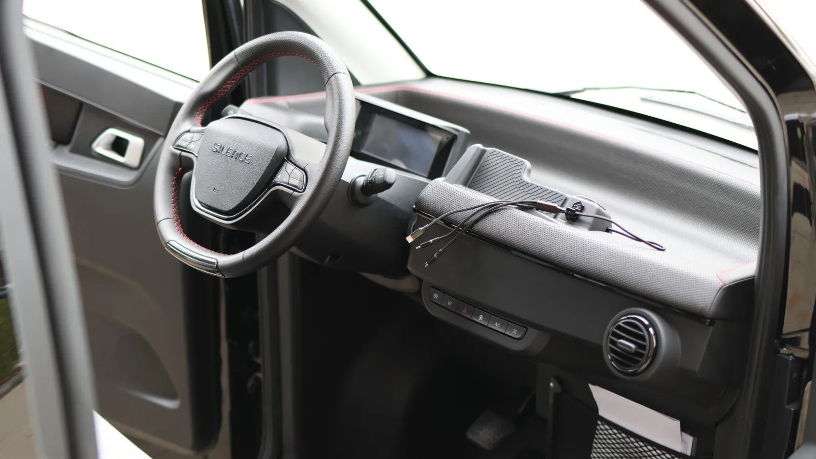 Im Cockpit geht es recht haptisch zu. Wenige Knöpfe und Hebel bringen das Nanocar voran.