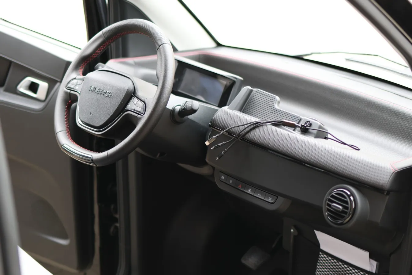 Im Cockpit geht es recht haptisch zu. Wenige Knöpfe und Hebel bringen das Nanocar voran.