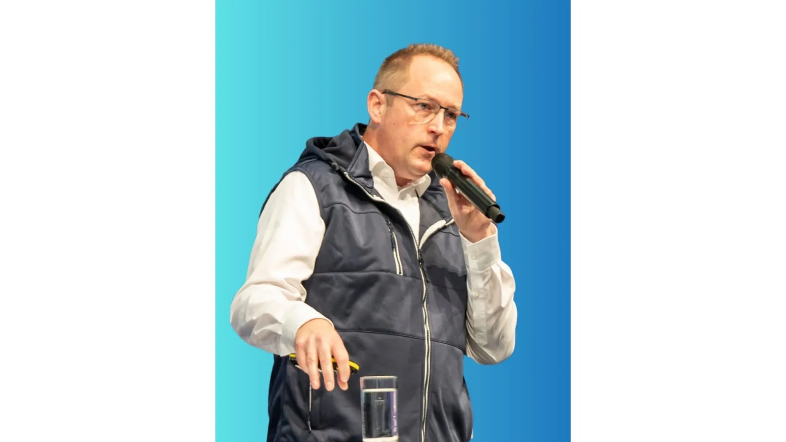 Simon Evenblij von Heliox/Siemens eMobility bringt Erfahrung aus der Elektrifizierung von Busdepots und Lkw-Flotten ein.