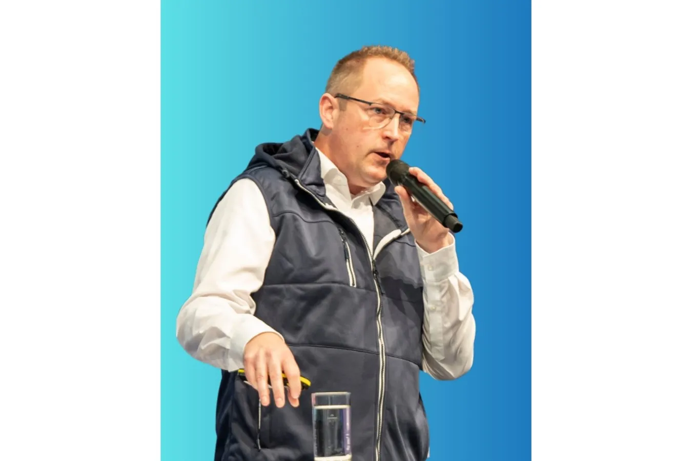 Simon Evenblij von Heliox/Siemens eMobility bringt Erfahrung aus der Elektrifizierung von Busdepots und Lkw-Flotten ein.