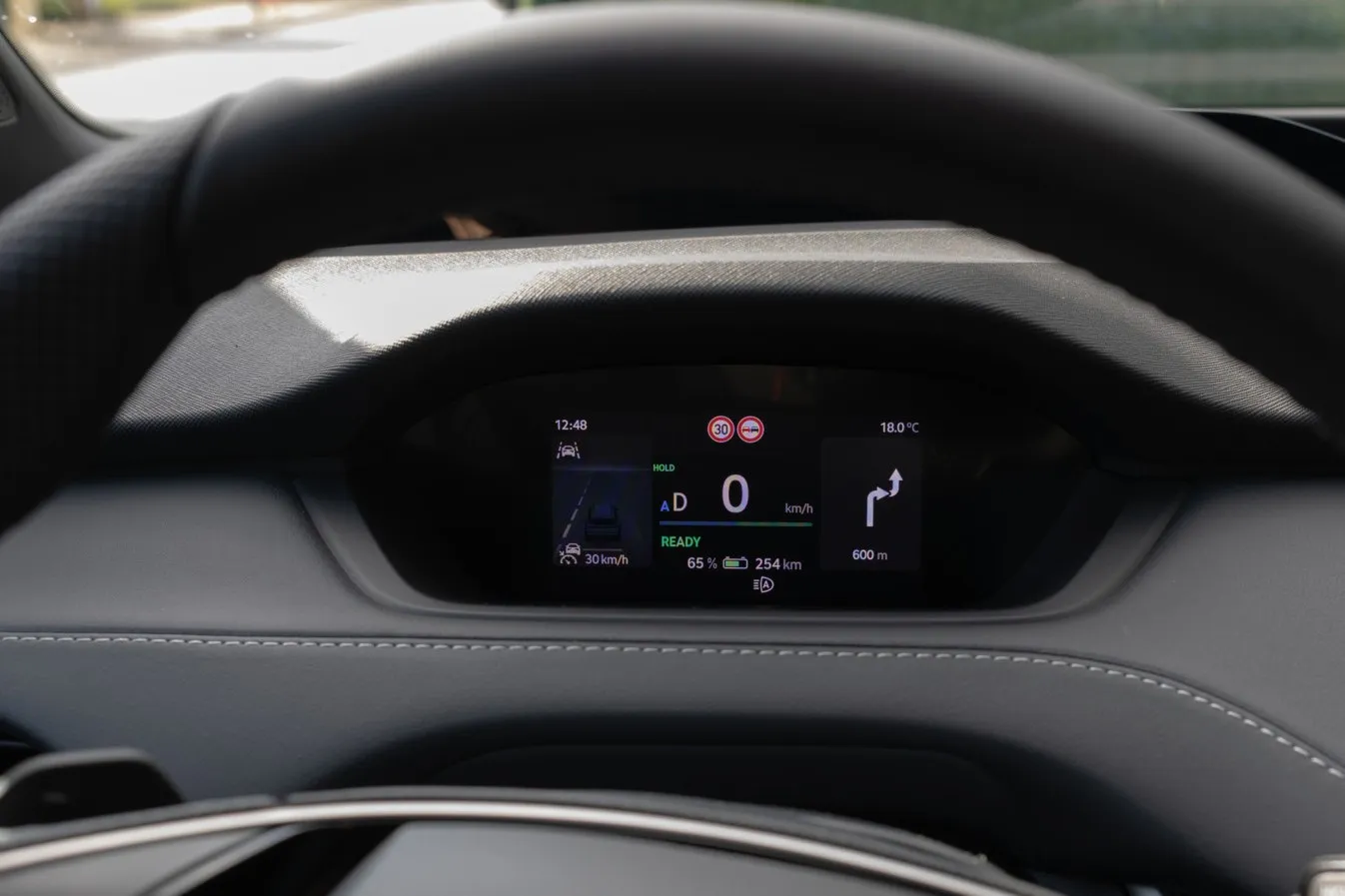 Das 5-Zoll-Display hinter dem Lenkrad zeigt Fahrzeuginformationen wie Akkustand, Streckenverlauf etc.