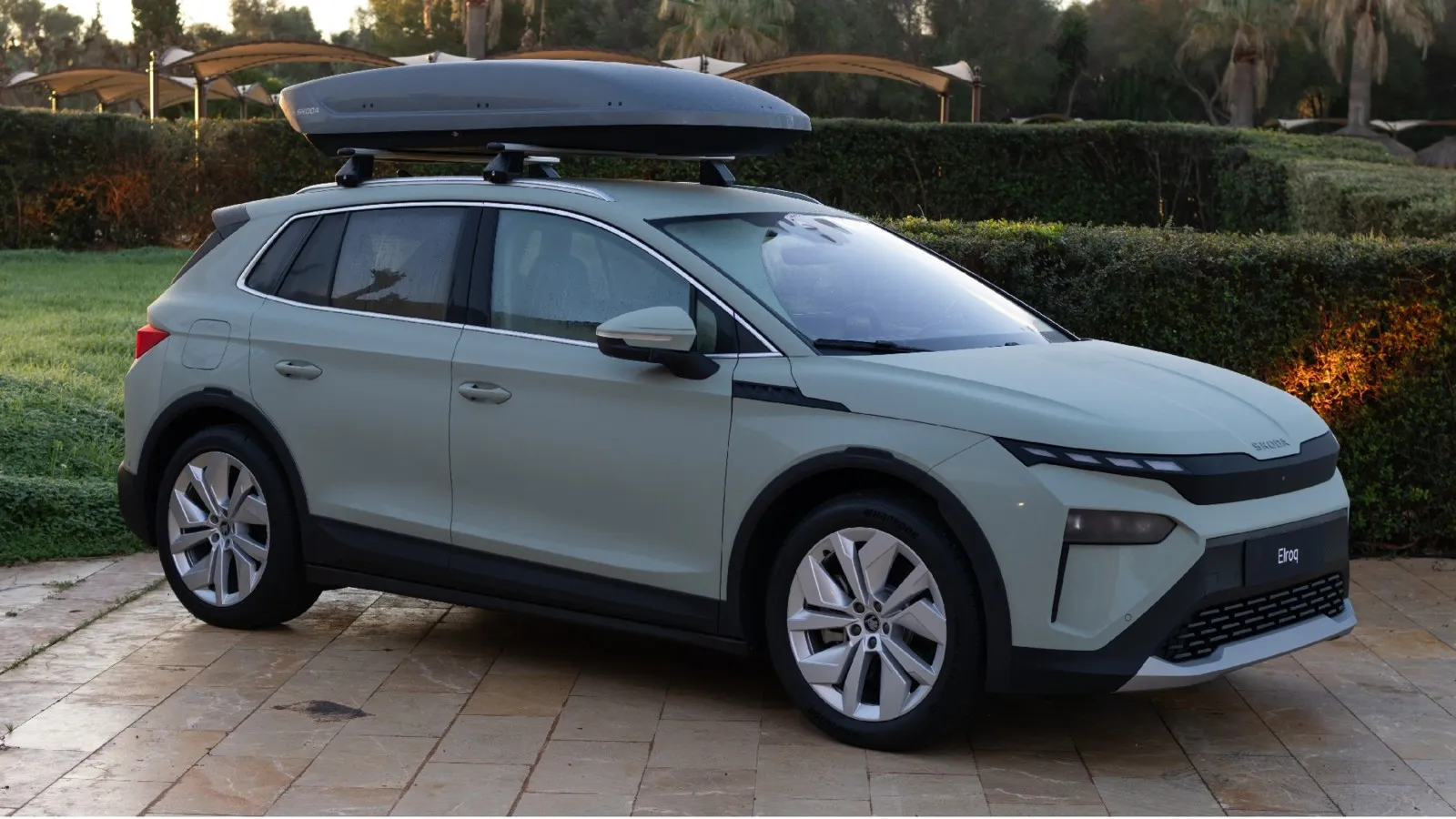 Unter anderem gibt es den Skoda Elroq in dem Farbton Timiano-Grün. Diesen gibt es gegen einen Aufpreis von 554 Euro.