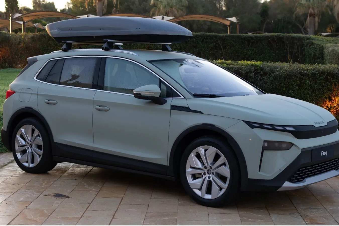 Unter anderem gibt es den Skoda Elroq in dem Farbton Timiano-Grün. Diesen gibt es gegen einen Aufpreis von 554 Euro.