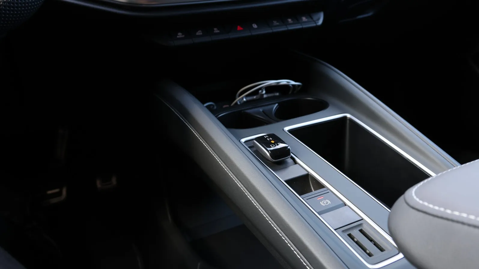 Smartphonebehälter, USB-C-Anschlüsse und weitere Staumöglichkeiten gibt es in der Mittelkonsole des Elroq.