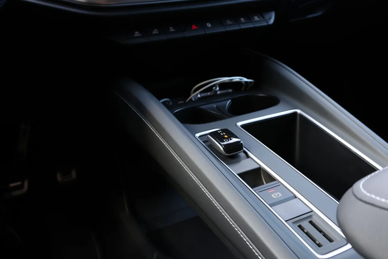 Smartphonebehälter, USB-C-Anschlüsse und weitere Staumöglichkeiten gibt es in der Mittelkonsole des Elroq.