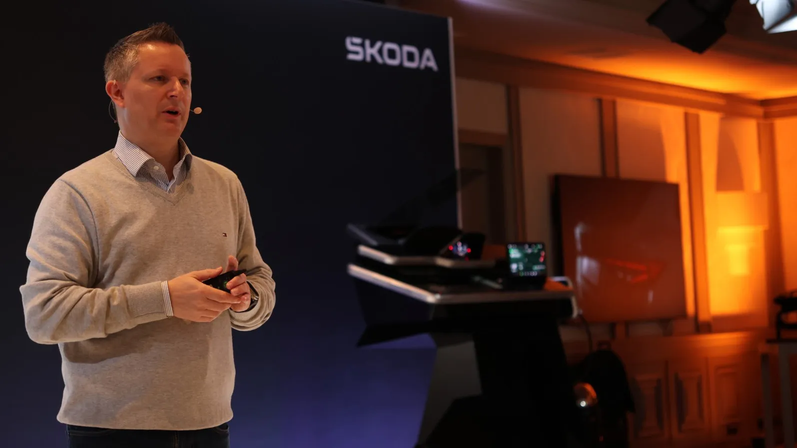 Björn Kröll (Head of Product Marketing) präsentiert die Einzelheiten zum ersten Skoda Elroq auf der Presseveranstaltung vor Ort auf Mallorca.