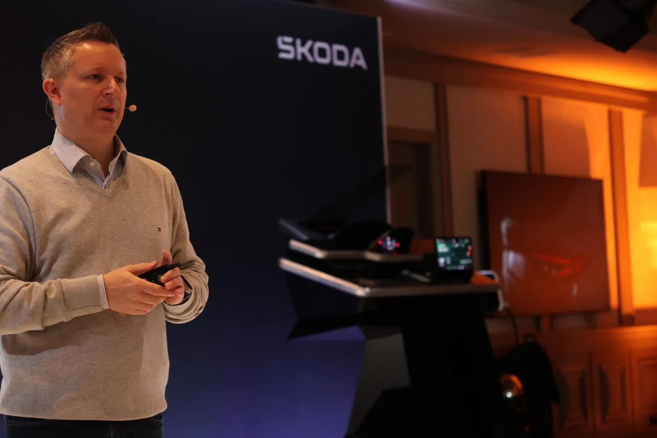 Björn Kröll (Head of Product Marketing) präsentiert die Einzelheiten zum ersten Skoda Elroq auf der Presseveranstaltung vor Ort auf Mallorca.