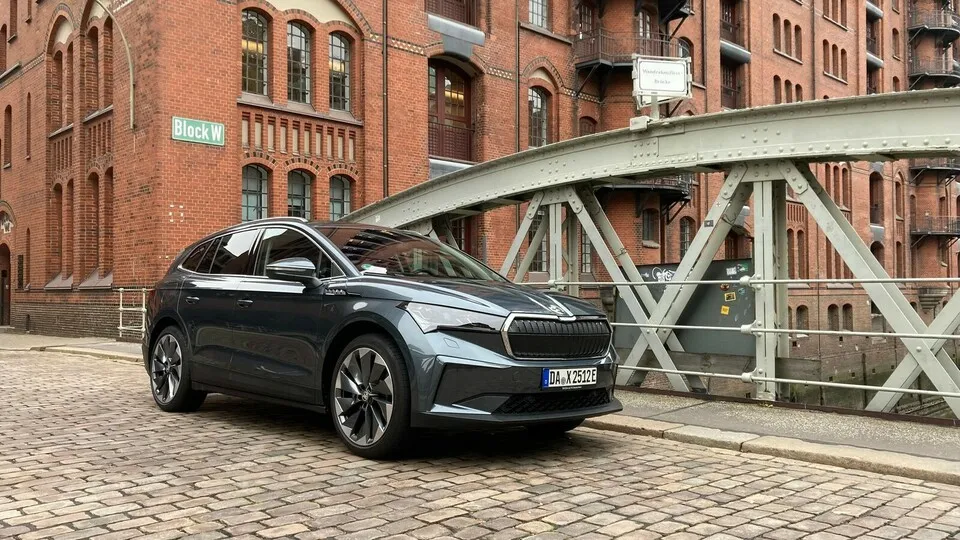 Wirkt vollwertig und ist es auch: der Skoda Enyaq iV, erstes vollelektrisches Großserienmodell der tschechischen Marke.