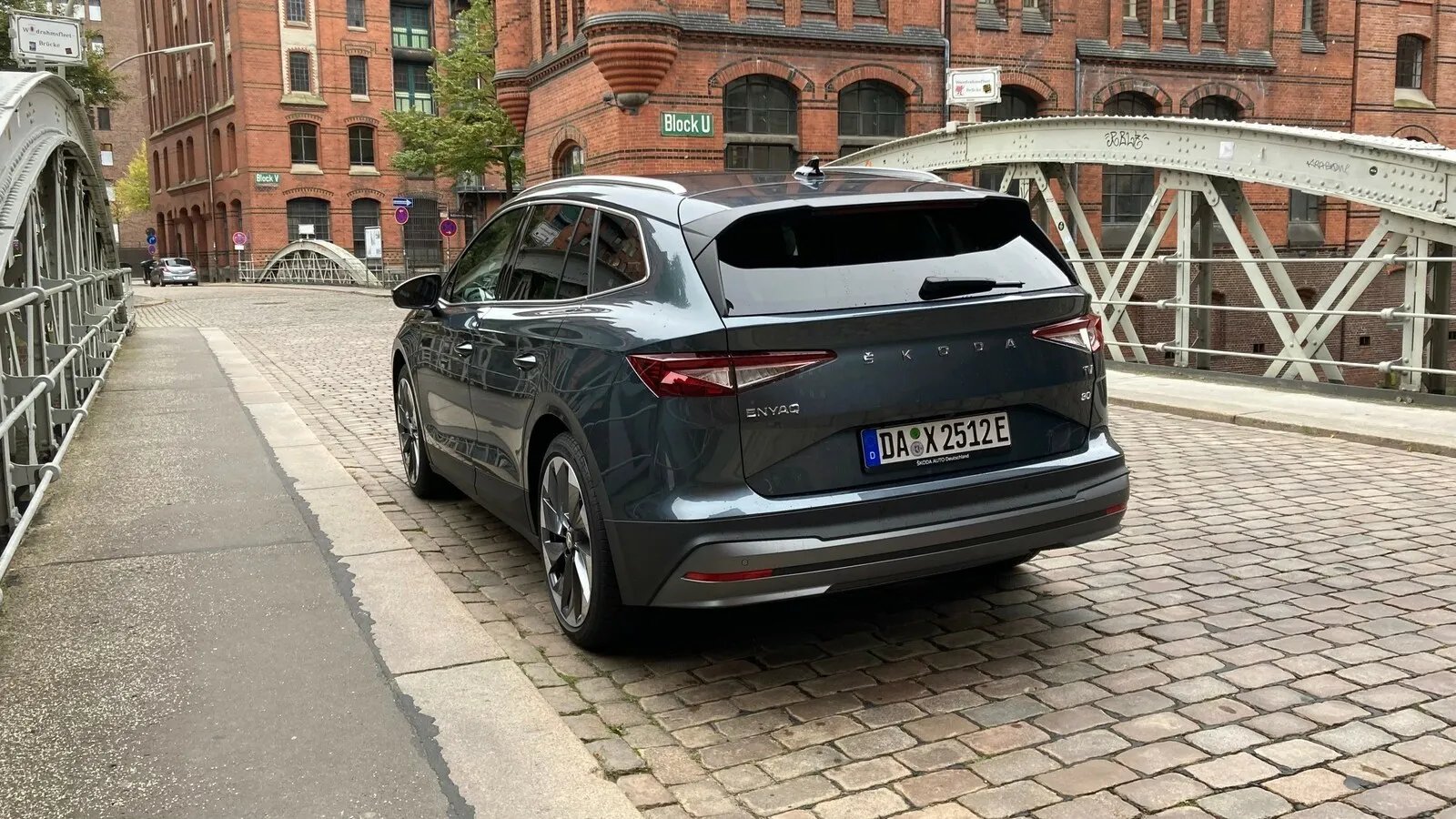 Selbstbewusstes Enyaq-Heck mit schmalen horizontalen Rückleuchten.