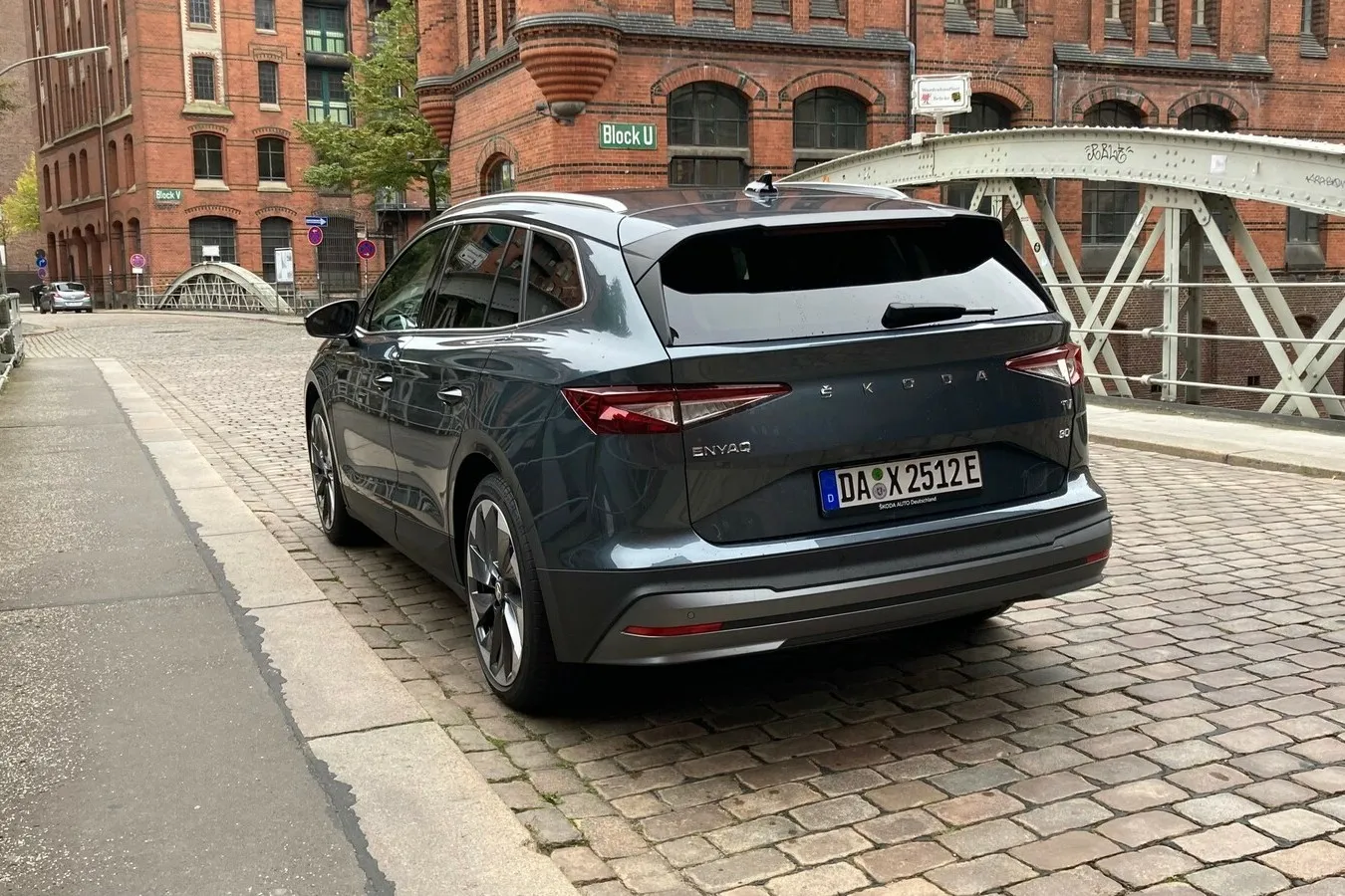 Selbstbewusstes Enyaq-Heck mit schmalen horizontalen Rückleuchten.