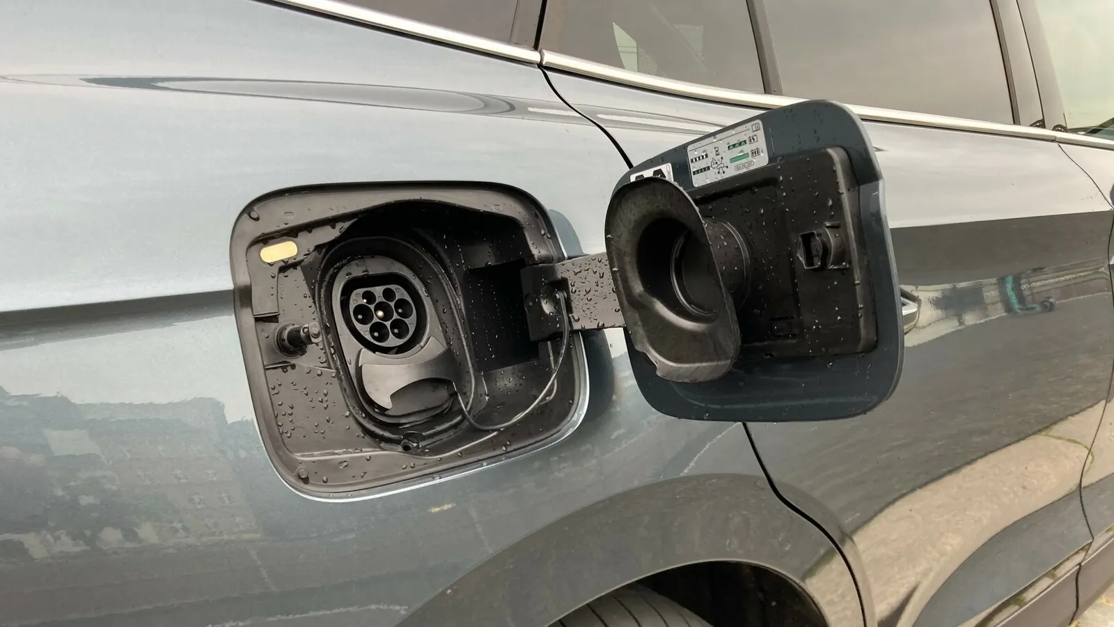 Geladen wird mit maximal 11 (AC) beziehungsweise 125 kW (DC) Ladeleistung.