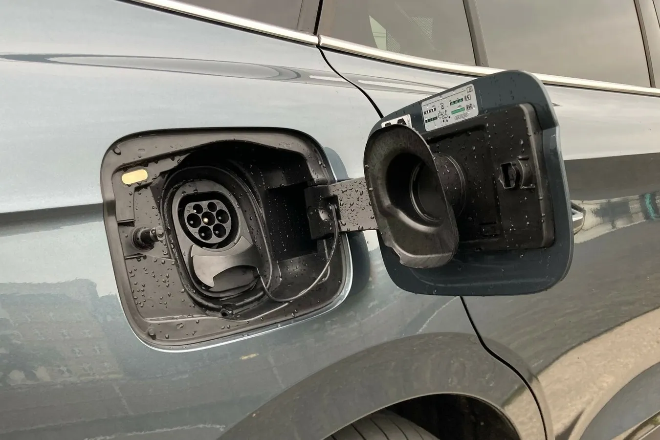 Geladen wird mit maximal 11 (AC) beziehungsweise 125 kW (DC) Ladeleistung.