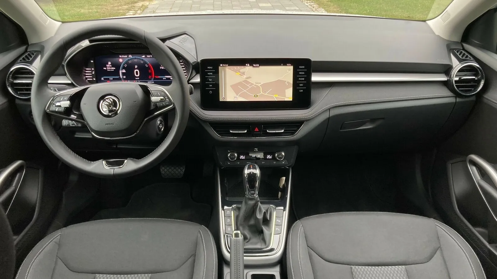 Neues Infotainment, gegen Aufpreis erstmals 10,2-Zoll-Digitalinstrumente im Fabia. Gute Verarbeitung, aber einfache Materialien.