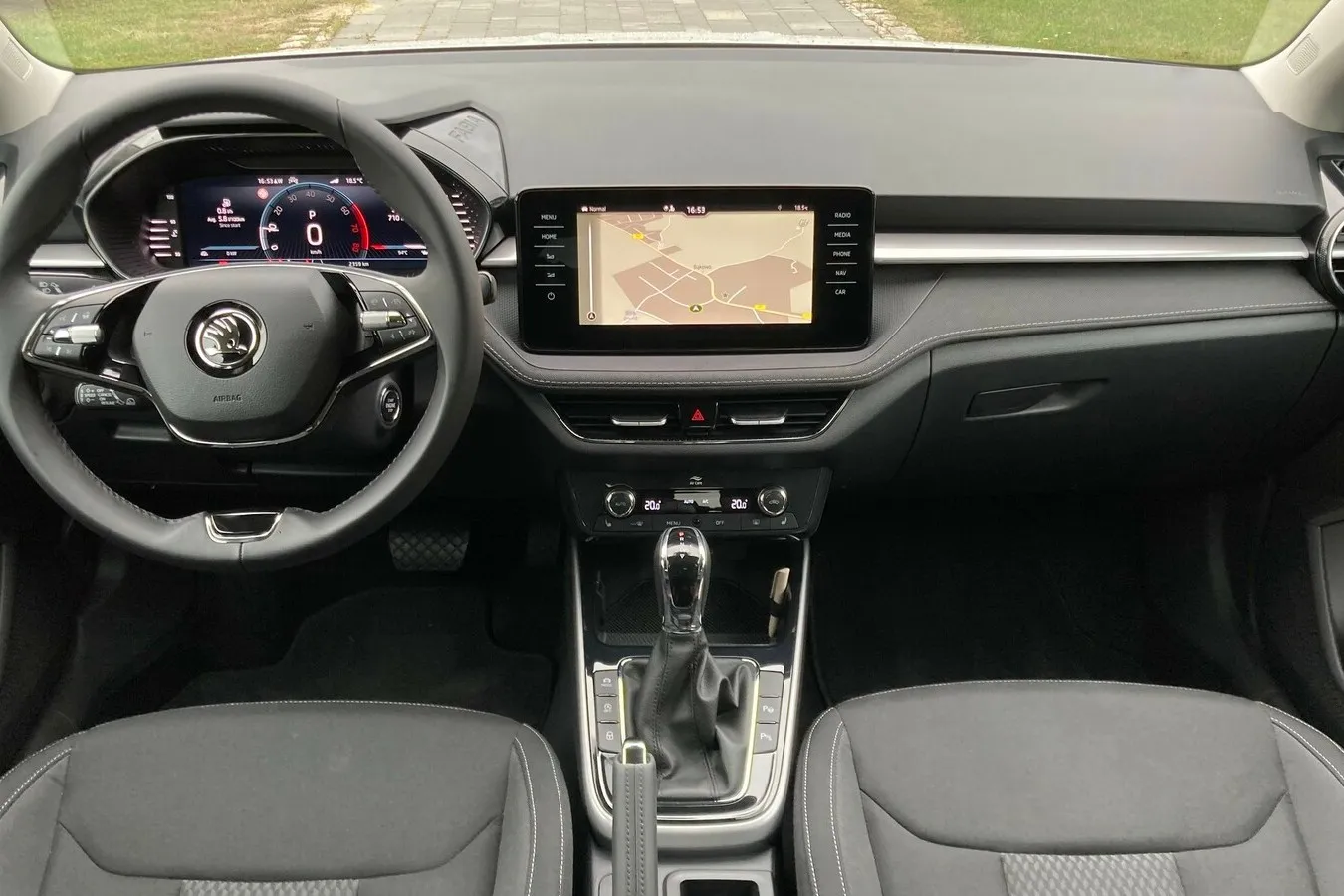Neues Infotainment, gegen Aufpreis erstmals 10,2-Zoll-Digitalinstrumente im Fabia. Gute Verarbeitung, aber einfache Materialien.
