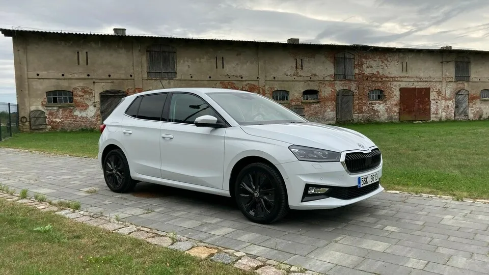 Der neue Skoda Fabia steht deutlich dynamischer auf den Rädern. Seine traditionellen Qualitäten hat er dennoch beibehalten.