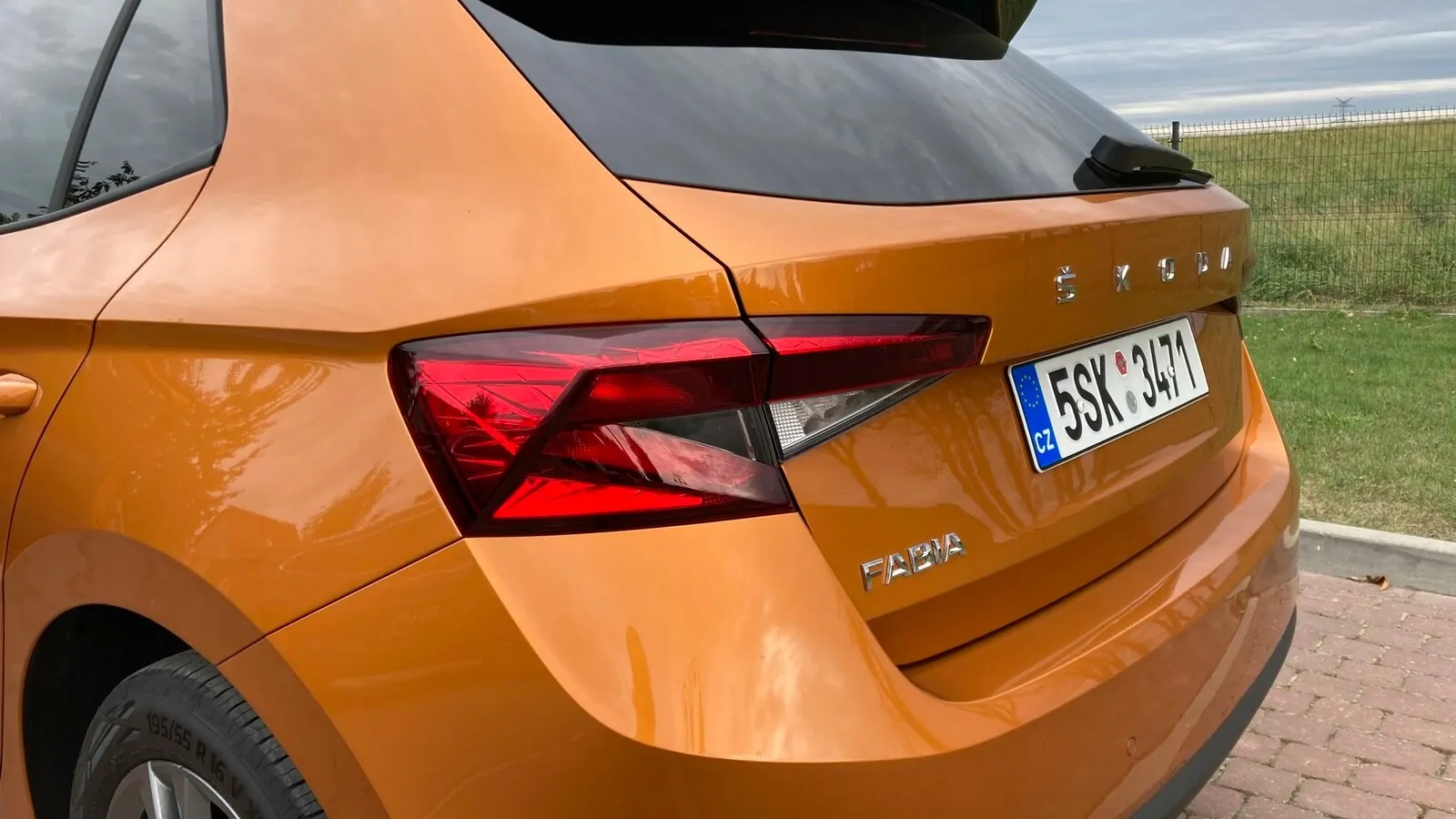 Erstmals sind die Fabia-Rückleuchten horizontal angelegt und reichen bis in die Heckklappe.