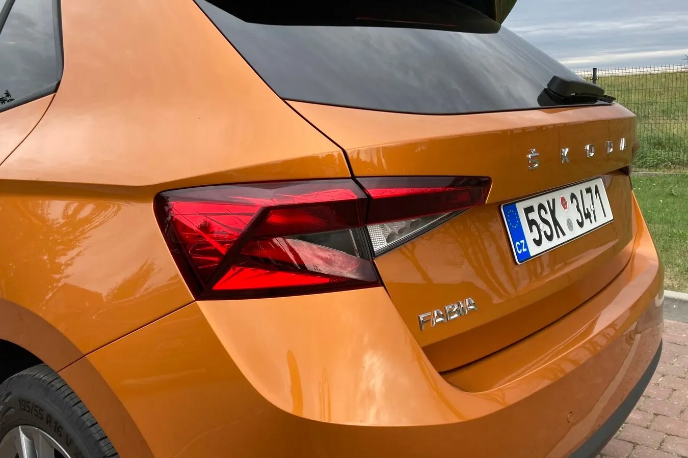 Erstmals sind die Fabia-Rückleuchten horizontal angelegt und reichen bis in die Heckklappe.