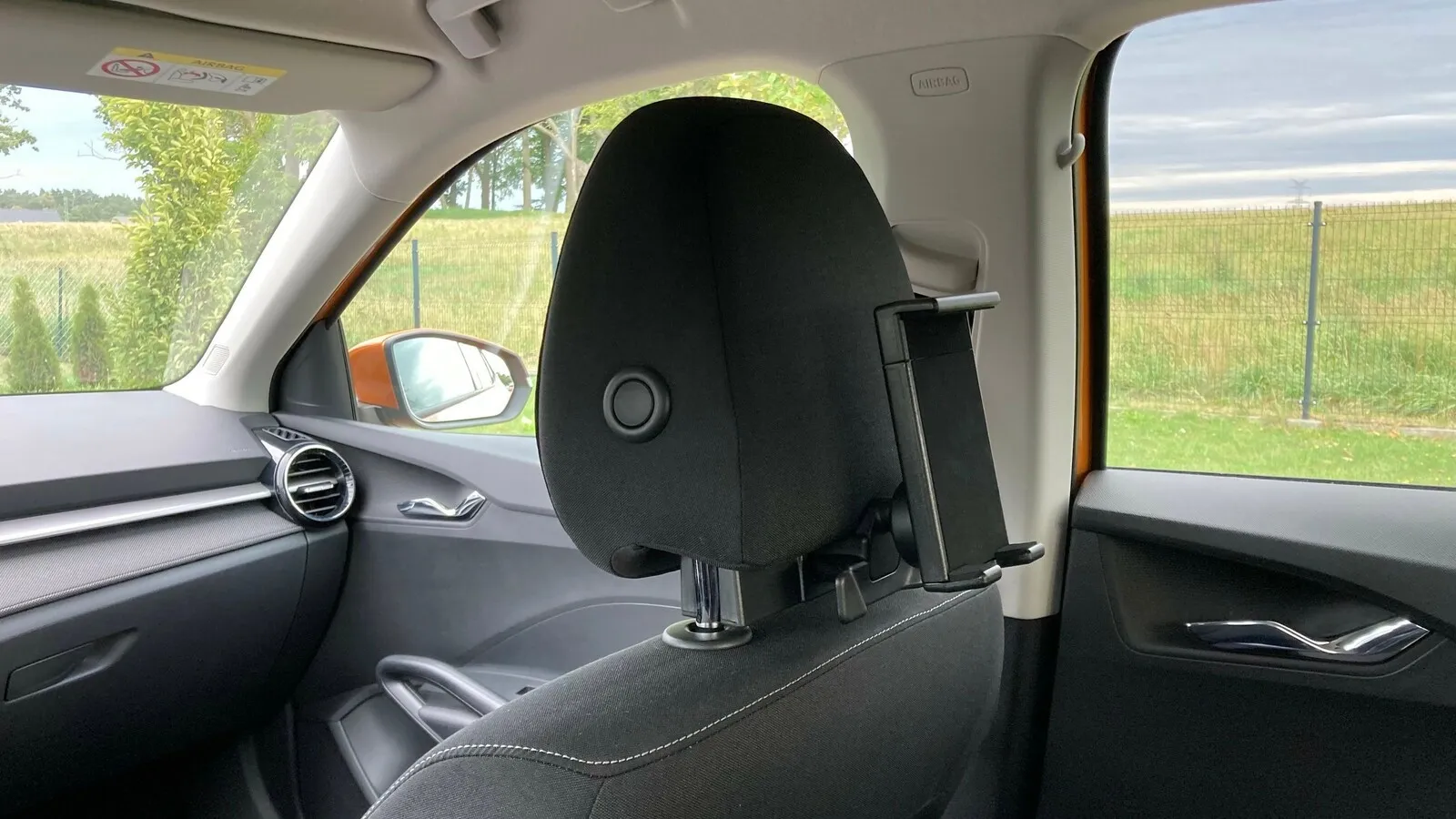 Smartphone-Halter für die Fondpassagiere an der Kopfstütze.