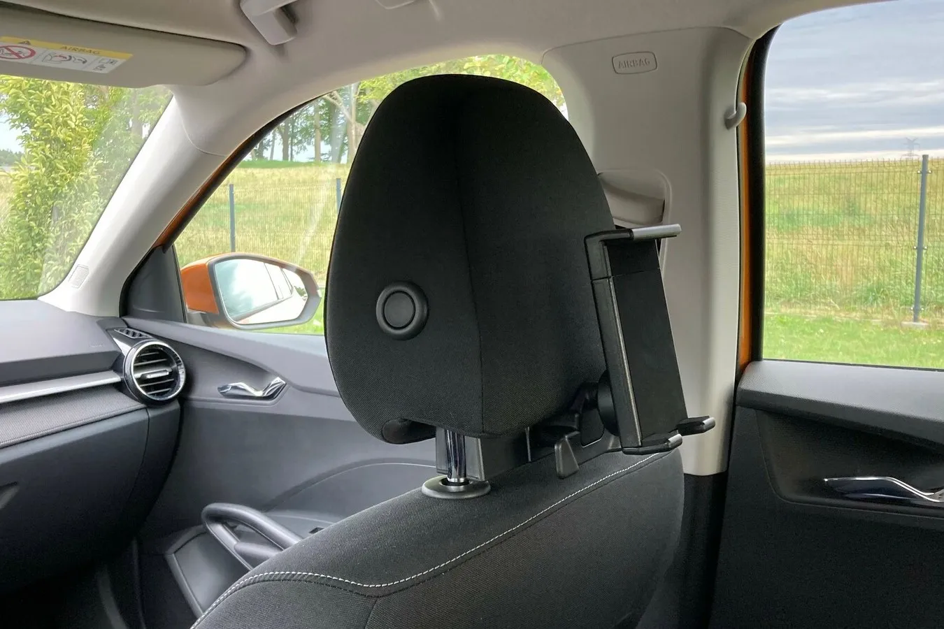 Smartphone-Halter für die Fondpassagiere an der Kopfstütze.