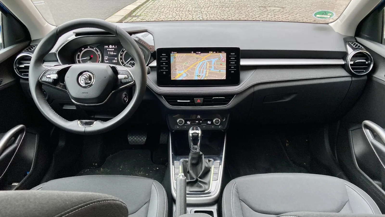 9,2-Zoll-Touchscreen im Business-Paket mit Navi, sonst gibt es im Fabia 6,5 oder 8 Zoll.